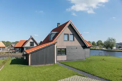 Luxueuse villa sur l'eau avec 3 salles de bains