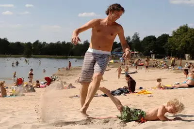Image de Chalet moderne avec deux sdb, dans un parc de vacances, à 12 km depuis Eindhoven