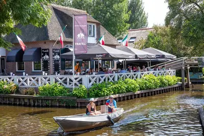 Image de Maison de groupe composite avec ac et sloop dans un parc de vacances Ă Giethoorn