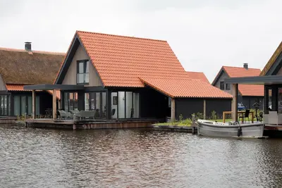 Villa moderne avec deux sdb, dans un parc de vacances près des lacs frisons