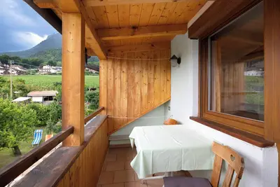 Image de Appartement 'Harmony Apt 1' avec vue sur les montagnes, jardin partagé et Wi-Fi
