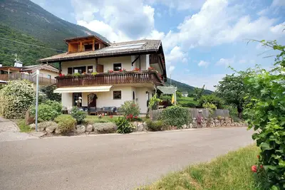 Image de Appartement 'Harmony Apt 2' avec vue sur les montagnes, jardin partagé et Wi-Fi