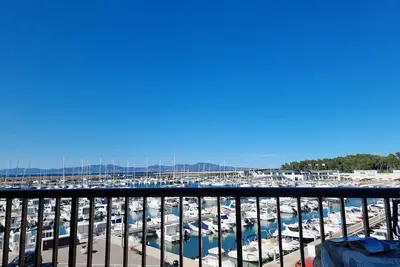 Image de Appartement 'L' Escala Port Escala Pb22' avec vue sur mer et terrasse privée