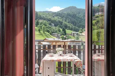 Image de Appartement 'Appartamento Gaia' avec vue sur la montagne, terrasse et jardin partagés