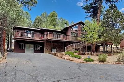 Image de Indianhead Lodge | Hot Tub, Wooded View, Game Room