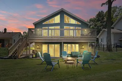 Image de Juniper Presents: Deluxe Vacay on Bluff Overlooking PawPaw Lke, Elegant+Comfy