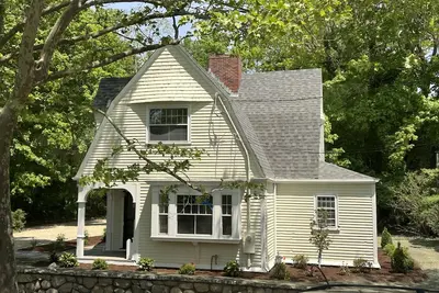 Image de Near Bikeway, Quaint Village Center, and Beaches! Renovated, Great Natural Light