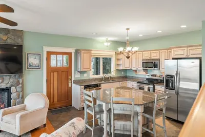 Image de Beautiful spacious vacation rental home with views of the Sheepscot River