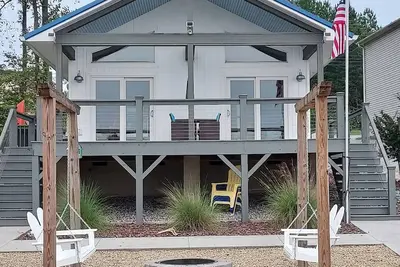 Image de Blue View charming lakeside cottage with large deck and beautiful lake views