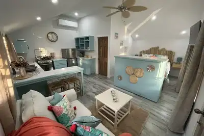 Image de Cozy Caribbean Cottage only a stone’s throw away from beach!