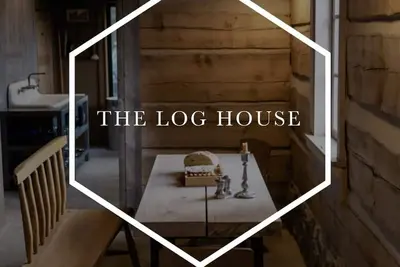 Image de The Log House, Montana. Handmade & luxurious cabin. 10 min from Main St.