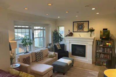 Image de Modern townhome sleeps 6 with backyard, 10 min from downtown in desirable area