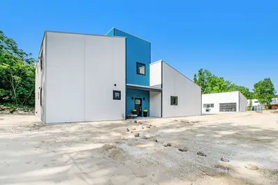 Image de Surrounded by nature and lush greenery with a private pool and entertaining area