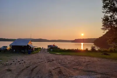 Image de Chalet rénové face au lac Heney à Gracefield Québec