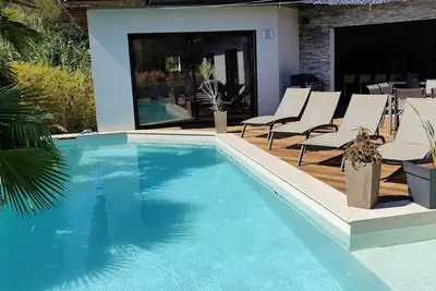 Image de villa avec piscine, jacuzzi et salle de sport