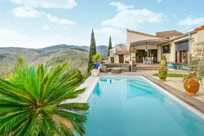 Image de Maison de charme avec piscine à débordement et vue dans les cévennes