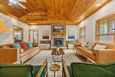 Image de Cozy & Spacious Cabin, Sleeps 12・Fire pit・Hot Tub