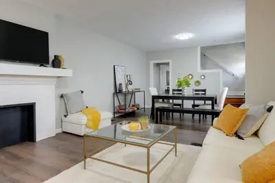 Image de Sheldon Gold - Chic 3br, Fenced Yard