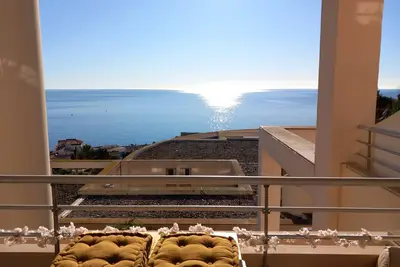 Image de T3 vue mer avec terrasse couverte, piscine et parking, proche du centre ville