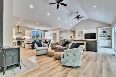 Image de New Build, Vaulted Ceilings, & Wildlife Activity!