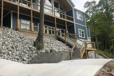 Image de Beautiful house located in a quiet cove with easy walk to the lake.