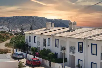 Image de Cozy 3 bedroom townhouse in Praia da Luz, 5 min walk to beach and village.