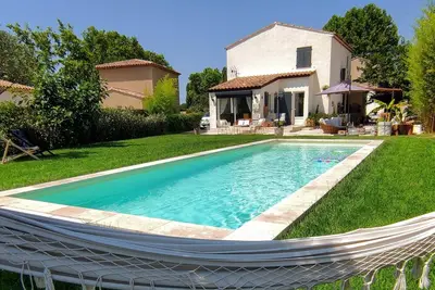 Image de Villa sur un terrain paysagé avec sa grande piscine