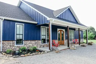 Image de This beautiful spacious new home is perfect for group trips or family getaways.