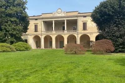 Image de A historic country home with a pool for groups of friends and families