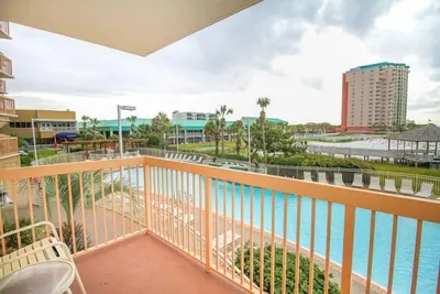 Image de Pelican Beach 0201 (2-Bedroom Condo) by Pelican Beach Management