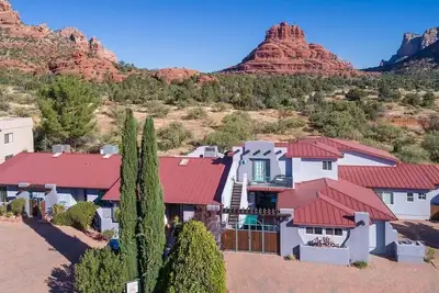 Image de Cozy Cactus Resort \"sorta/kinda\" - 6 units, 4 kitchens, 9 Bedrooms & 9 King Beds