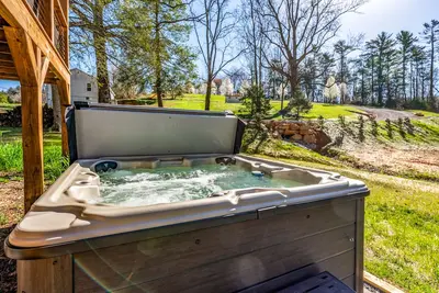 Image de New Hot Tub / Firepit / Outdoor Dining / Park Grill