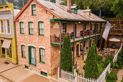 Blue Door Inn- Entire Building