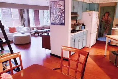 Image de Vibrant Mid-Century Modern Home: Close to Downtown