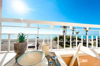 Image de Appartement en 1ère ligne de la plage de Sabinillas avec vue sur la mer