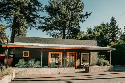 Image de Modern cottage centrally located with private access to the Rogue River!