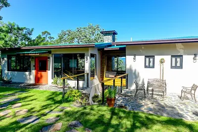 Image de Breathtaking Mountain Views, Spacious 4 Bed Home, Jacuzzi & Close to Town