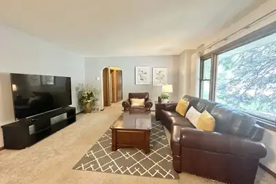 Image de Entire house sleeps 9, 7 min to Long Lake Reg. Park, 12 min to Mn State Fair!
