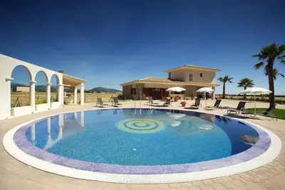 Image de Beautiful country house with pool for 8 people