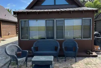 Image de Large waterfront cabin with dock and access to Lake Okeechobee