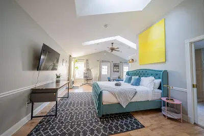 Image de Modern Antique 5br Home w/ Expansive Master Suite