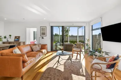 Saltbush Oasis: Sunny Parkside Getaway