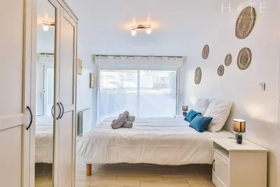 Image de Maison avec jardin, proche mer.