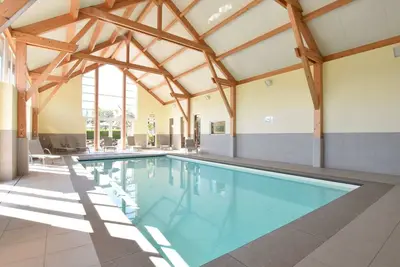 Image de Maison contemporaine à Rendeux avec piscine intérieure et sauna