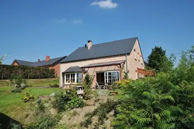 Image de Maison de vacances moderne à Somme-Leuze avec grand jardin