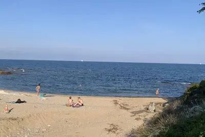 Image de Au bord de la mer Appartement avec grande terrasse avec accès privé à la crique.