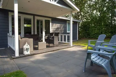 Image de Chalet avec terrasse couverte à la campagne