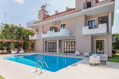 Image de Luxuriöse Villa mit Pool in Anavissos