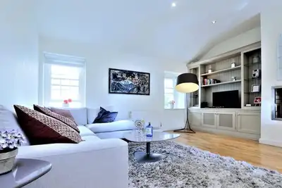 Image de Elegant White Regency Townhouse with Terrace/Patio