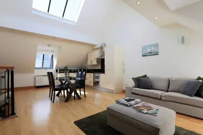 Superbly located! Bright and Airy Mews.